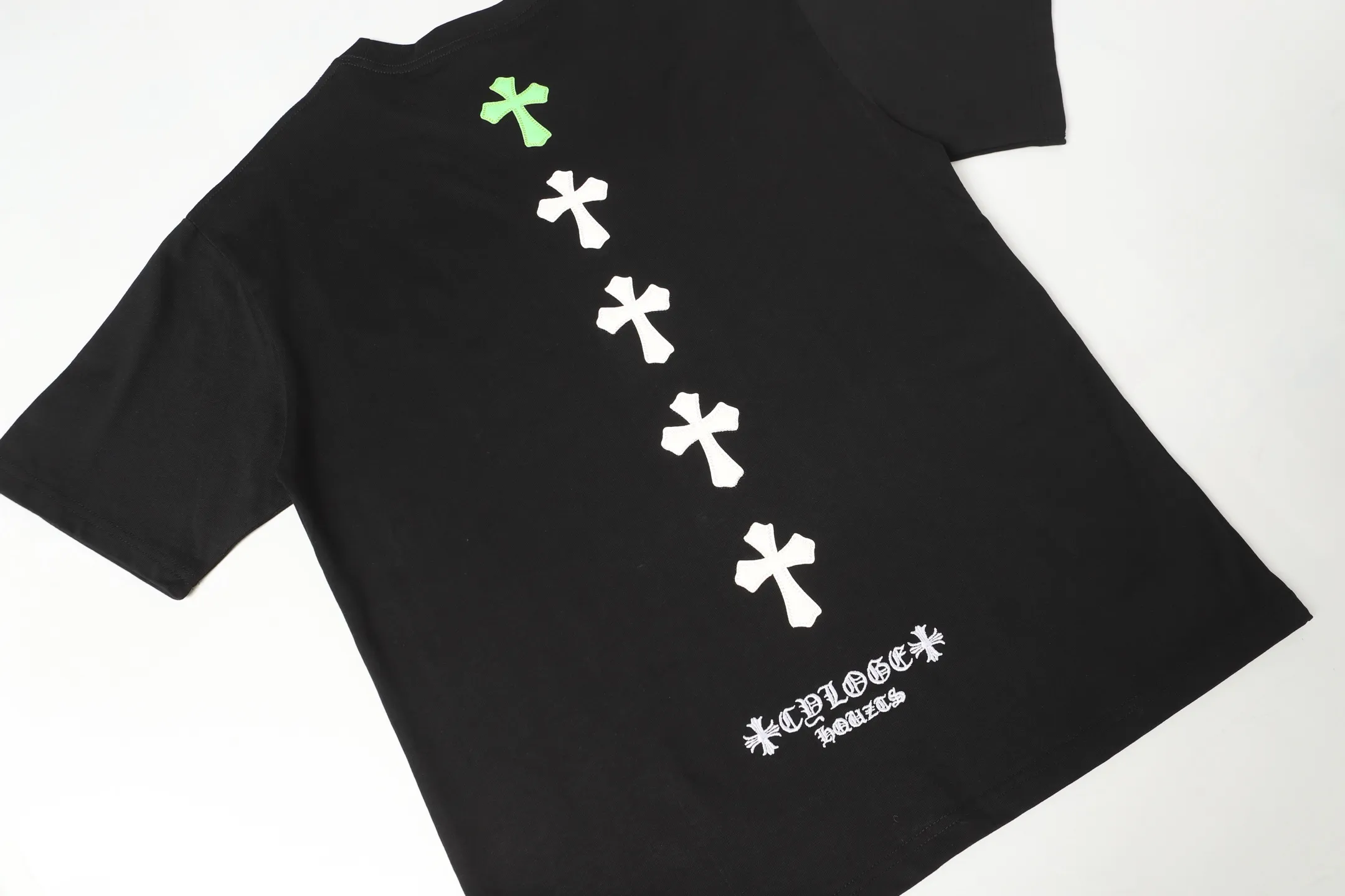 P170 Chrome Hearts CH Chrome Hearts leather cross short-sleeved T-shirt Uses direct injection imported machine printing Hardware and accessories are all milled and customized Correctly configured Black 2025 Chrome Hearts authentic packaging 280 grams of custom-dyed double-yarn cotton Large version Loose and stylish Different from lower versions The slim and long version The upper body pulls the hips 100% commitment: top quality Do not make fast food The highest version on the market Top quality - different from the ordinary versions in the market If you care about quality You must also respect the price. Absolutely zero after-sales service. The return rate so far is 0. It’s hard not to love the style. - 280g double yarn cotton custom-dyed fabric. - Correct high-density main mark. Washed tag. Hand-sewn.
